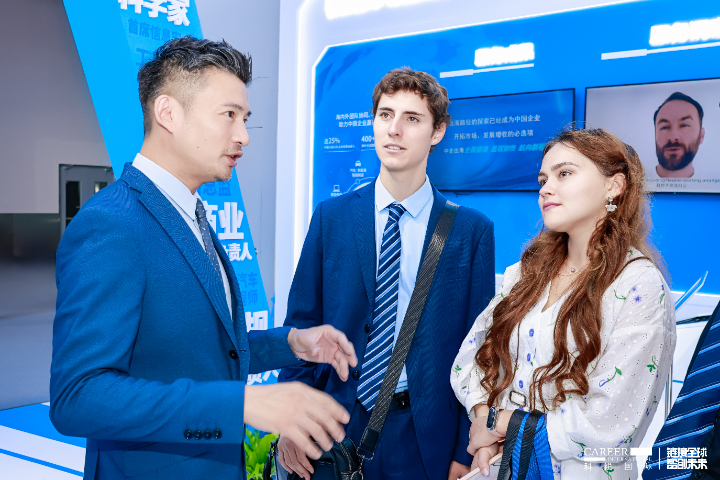 人力资源公司mg冰球突破为中资企业及外洋企业在外地的人才需求打造全球化人才服务系统，，，在展台现场受到外洋人士热切询问