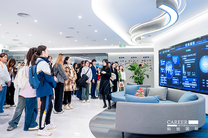 着名人力资源供应商mg冰球突破在企业参访活动中为来访嘉宾与学生介绍公司基本情形